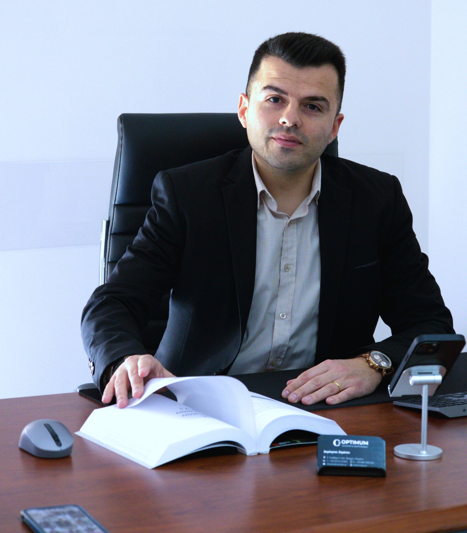 Οικονομολόγος Δημήτρης Ζαμάνης στο γραφείο